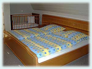 Elternschlafzimmer mit Kinderbett